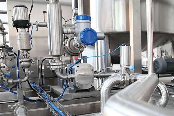 اپراتور در حال بررسی شیشه آبنمای بویلر