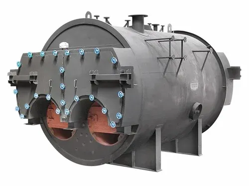 دیگ بخار فولادی روی شاسی فلزی در محیط کارگاهی